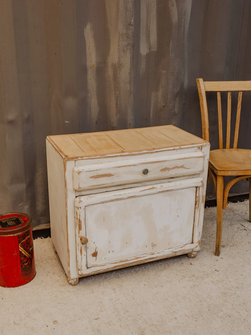Gilbert, le meuble d'appoint en bois blanc N°1778