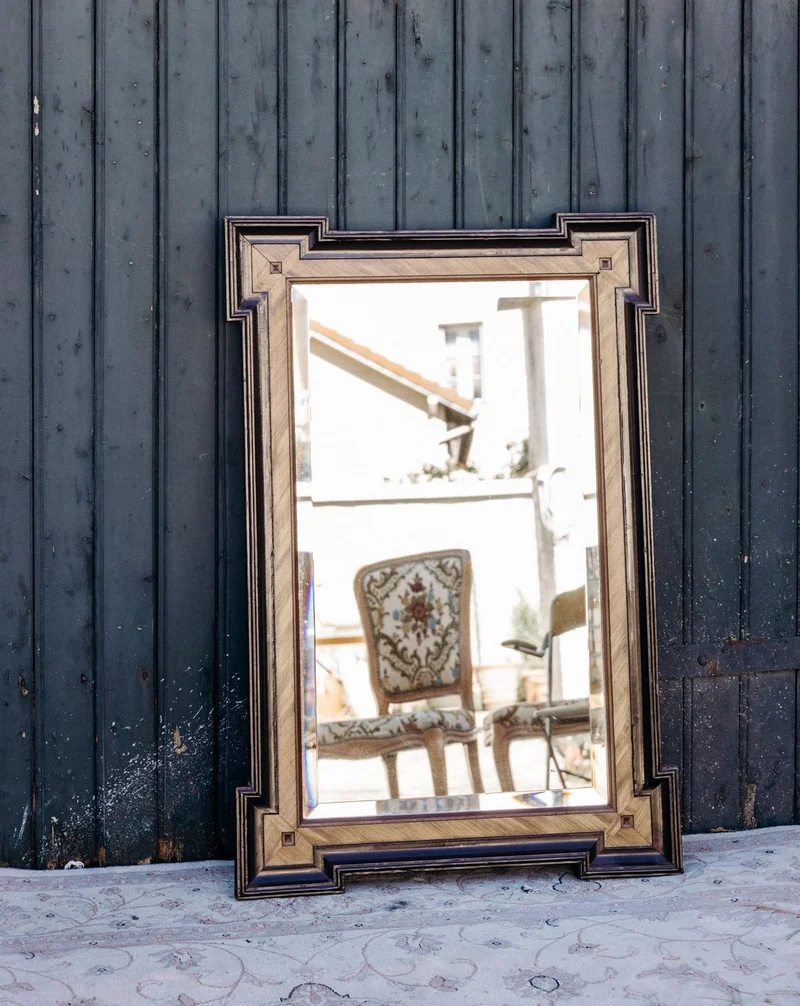 Igor, le miroir au cadre en bois sculpté N°1127