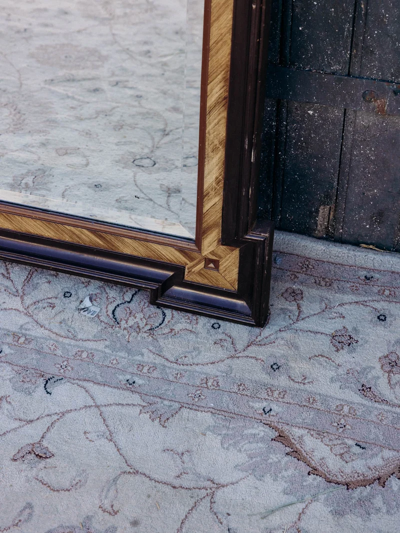 Igor, le miroir au cadre en bois sculpté N°1127