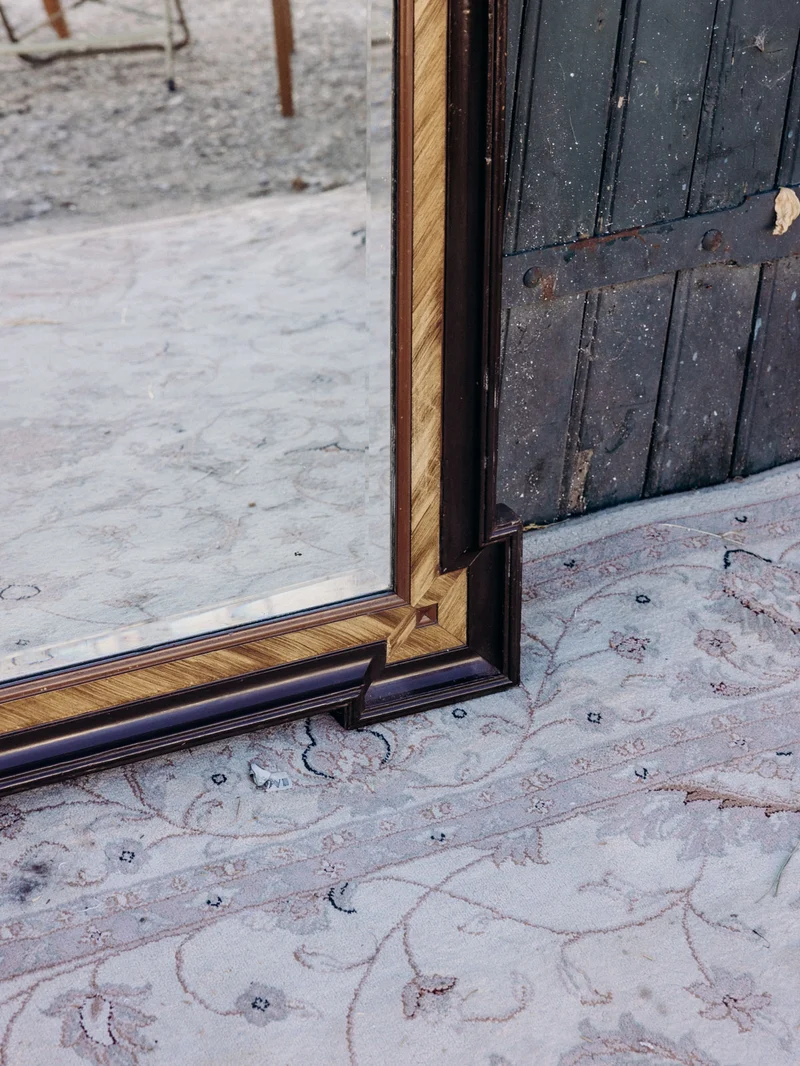 Igor, le miroir au cadre en bois sculpté N°1127