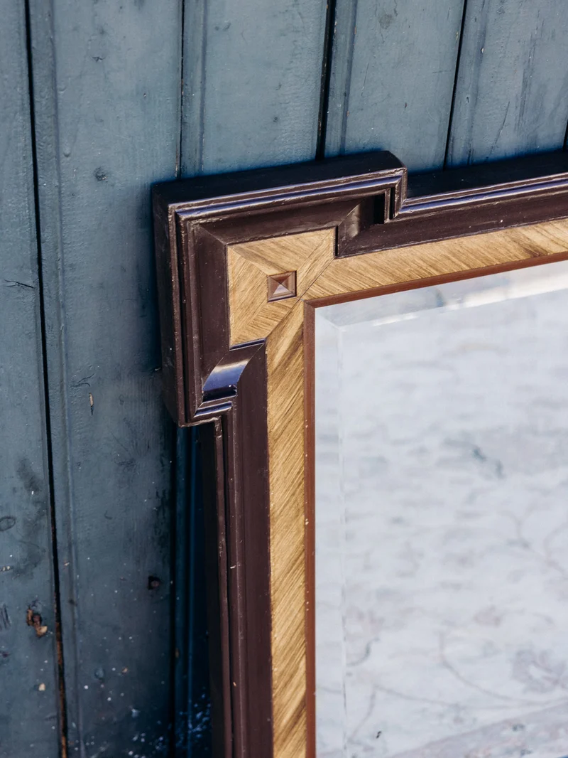 Igor, le miroir au cadre en bois sculpté N°1127
