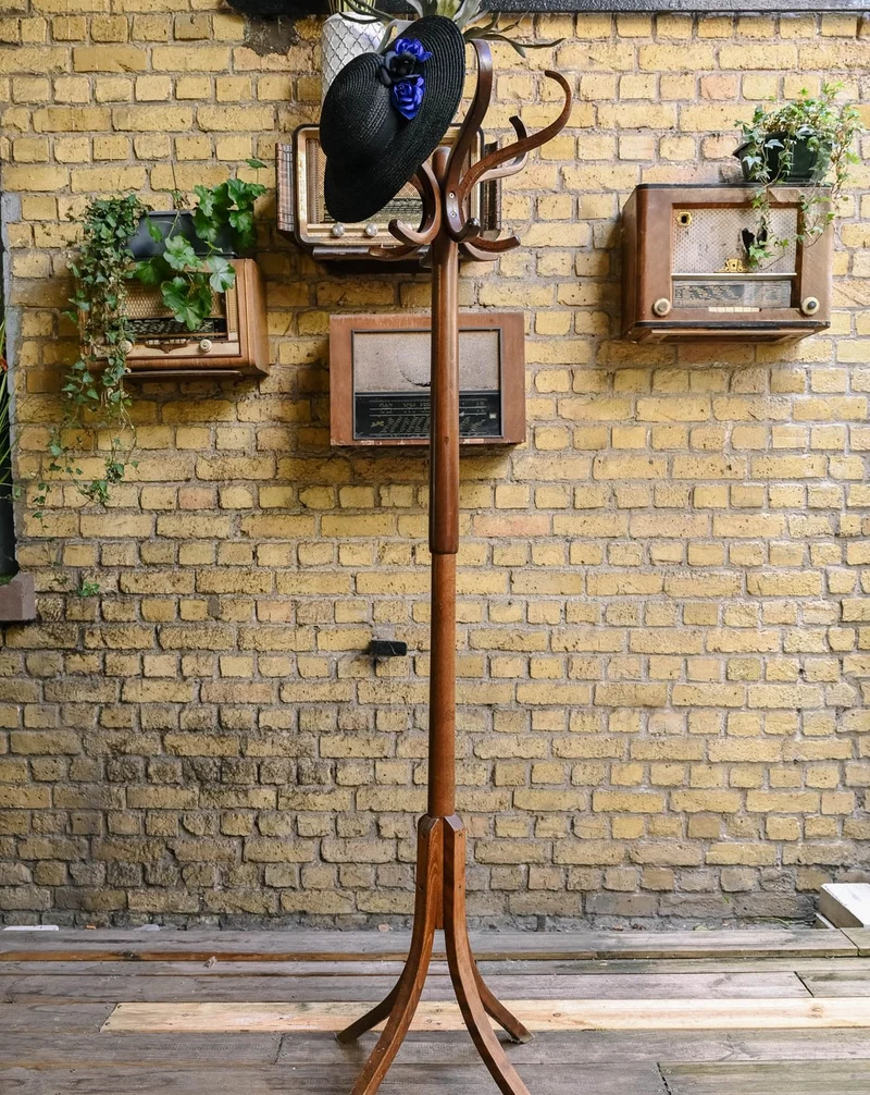 Max, le porte-manteau en bois verni N°460