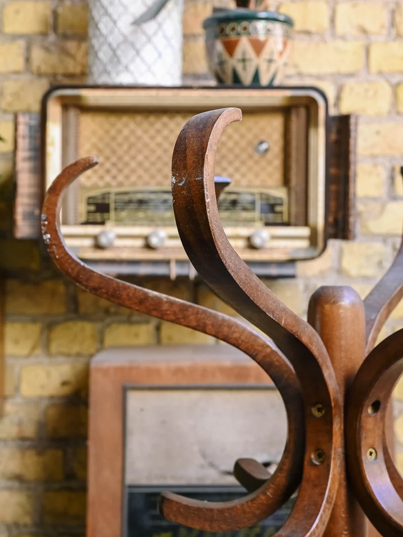 Max, le porte-manteau en bois verni N°460