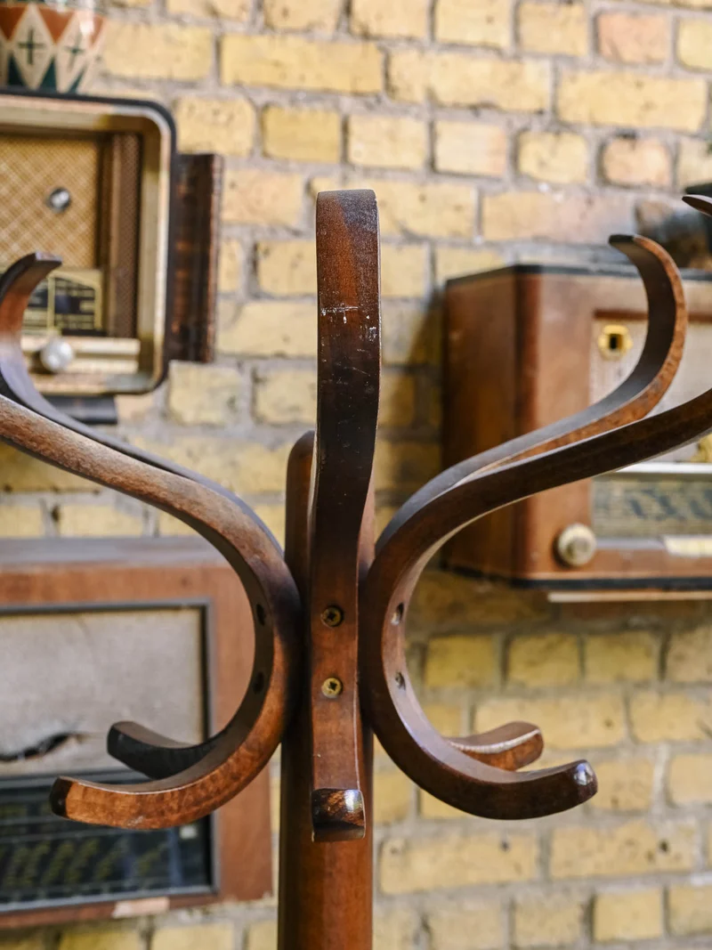 Max, le porte-manteau en bois verni N°460