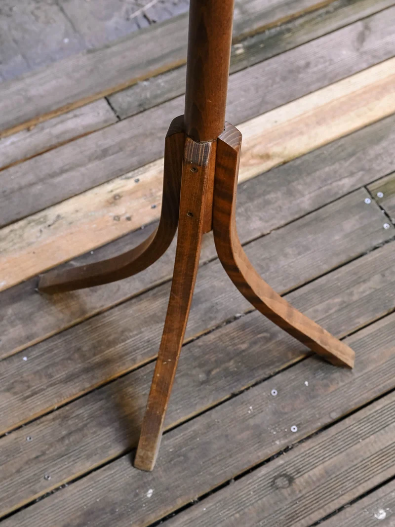 Max, le porte-manteau en bois verni N°460