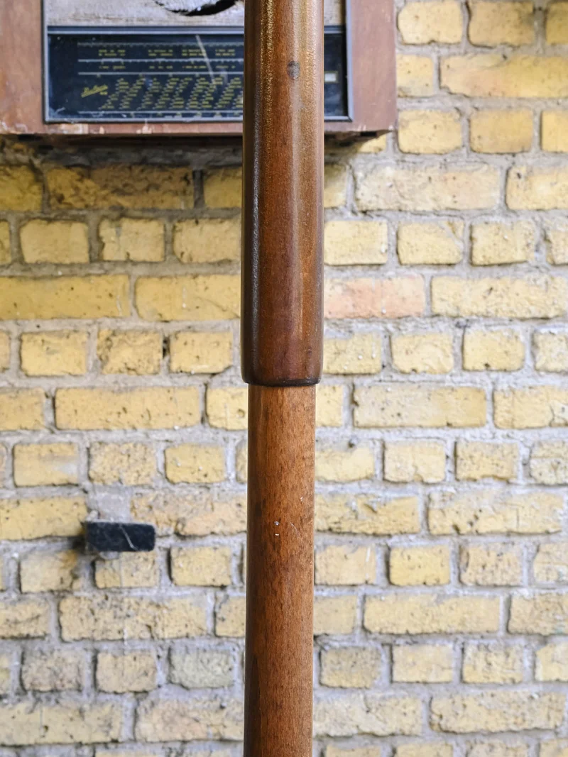Max, le porte-manteau en bois verni N°460