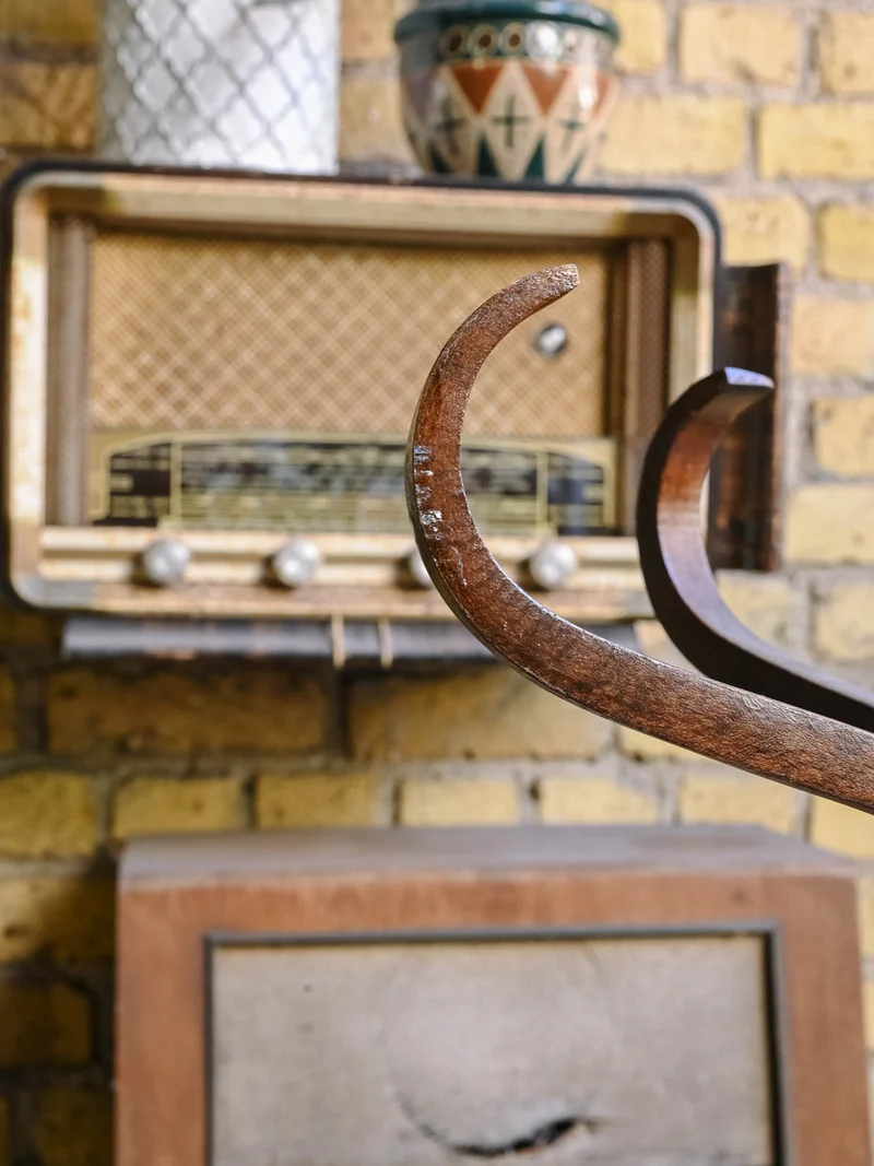 Max, le porte-manteau en bois verni N°460