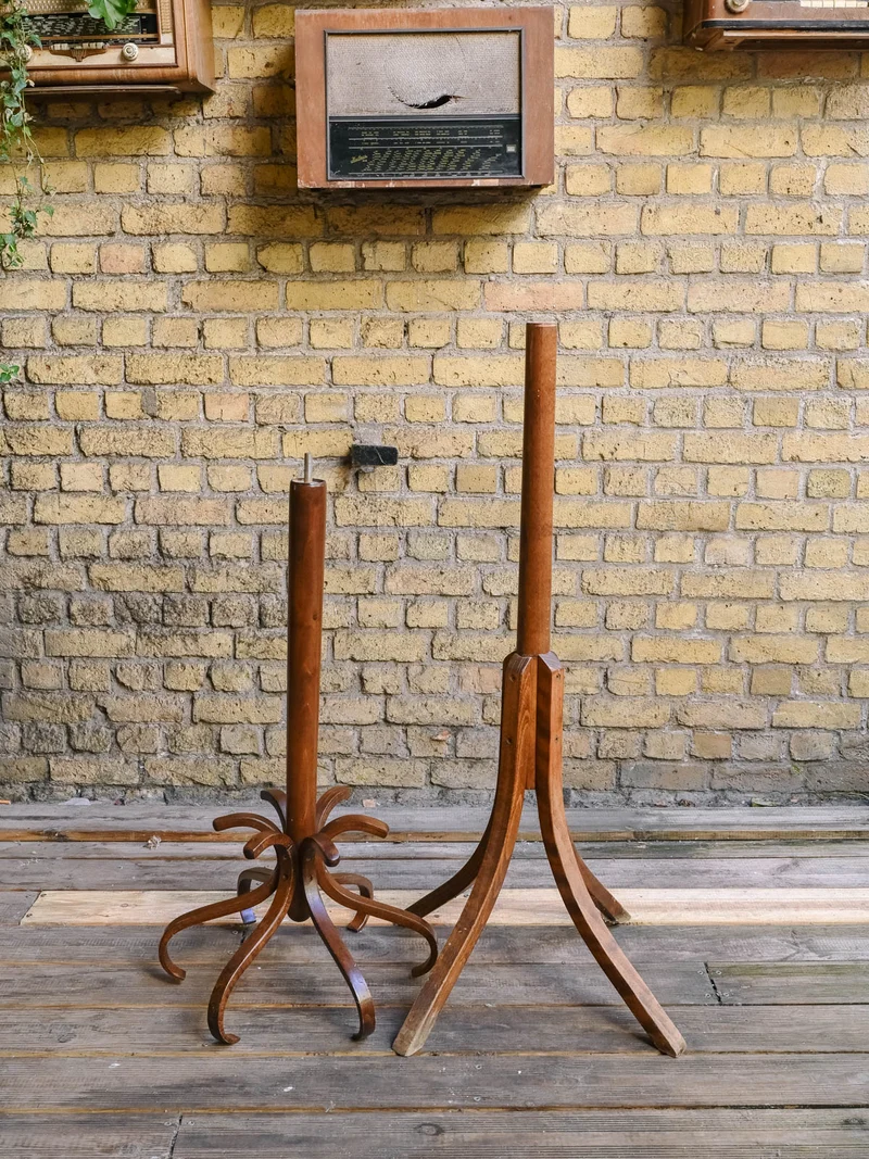 Max, le porte-manteau en bois verni N°460