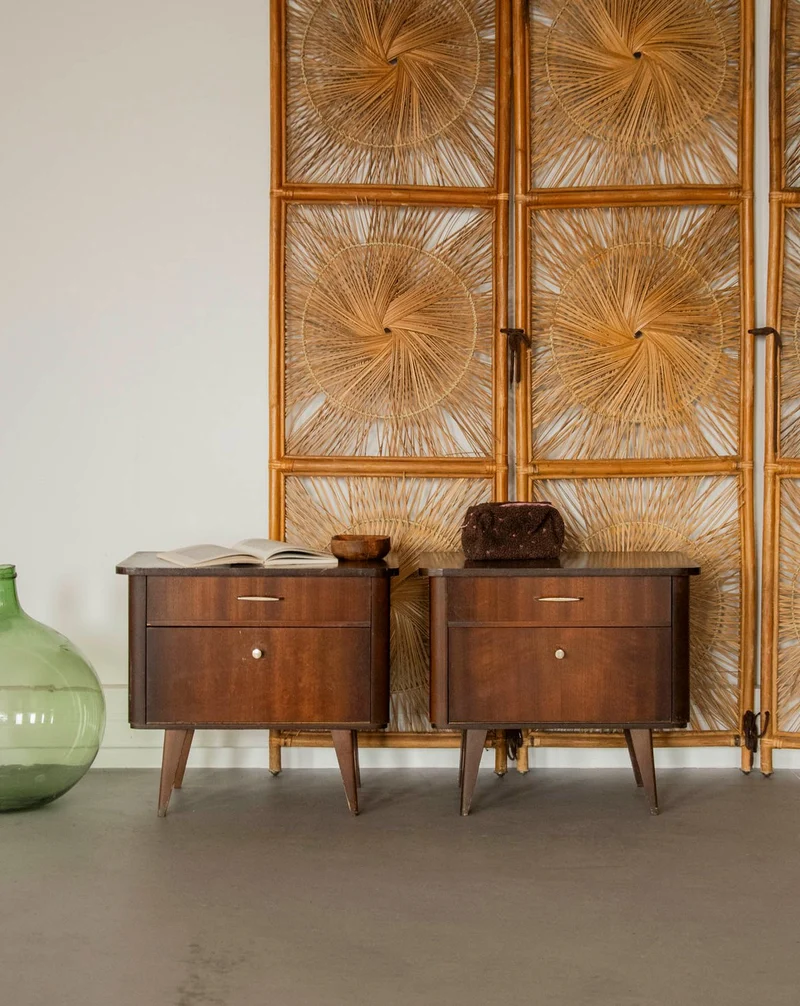 Maïa, la table de chevet au placage en bois foncé N°1577