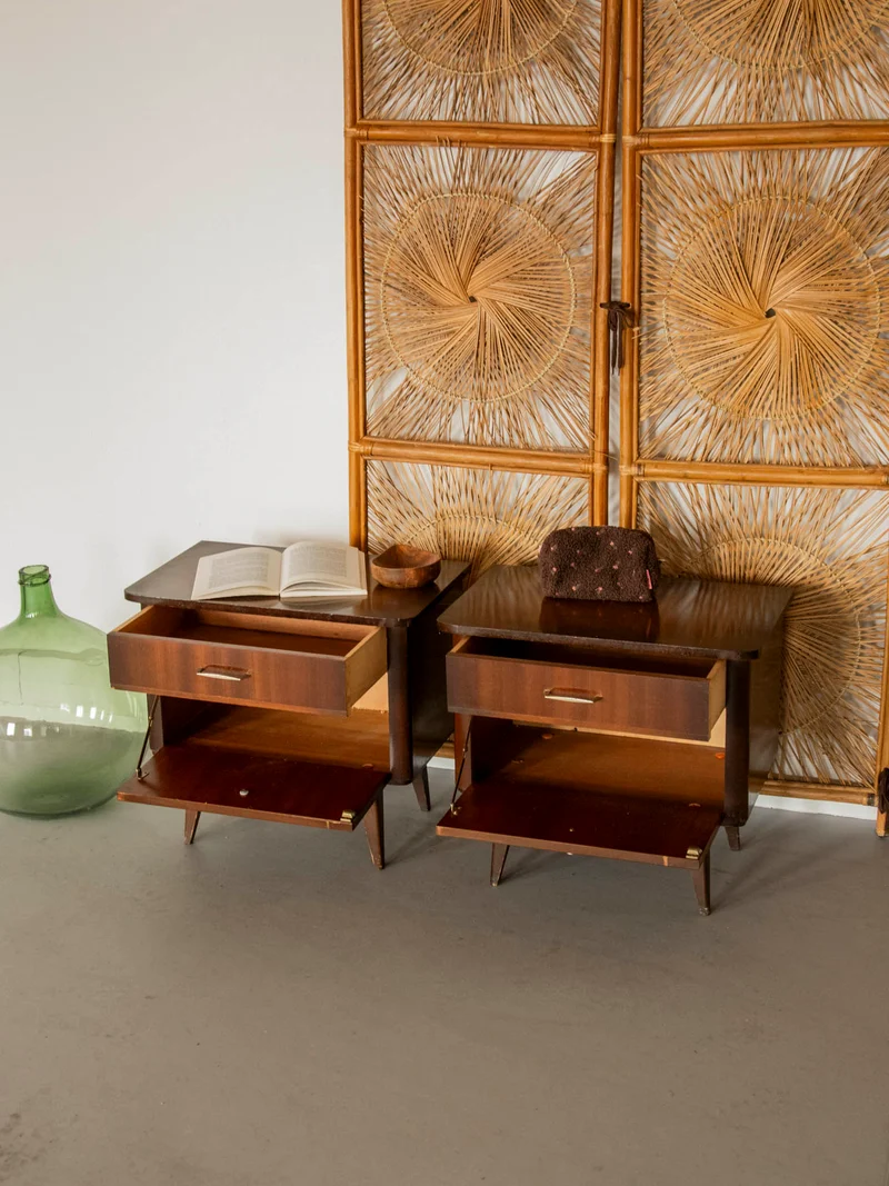Maïa, la table de chevet au placage en bois foncé N°1577