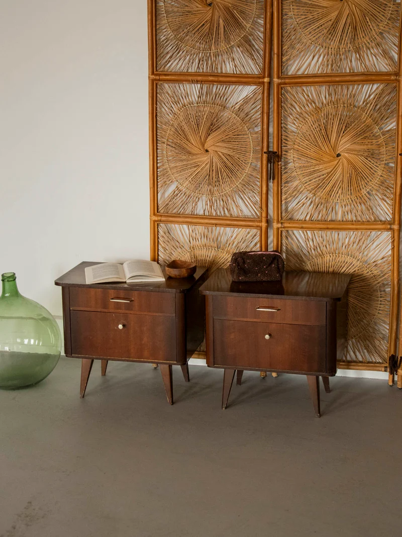 Maïa, la table de chevet au placage en bois foncé N°1577