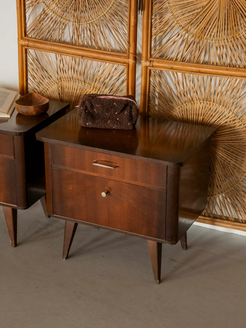 Maïa, la table de chevet au placage en bois foncé N°1577