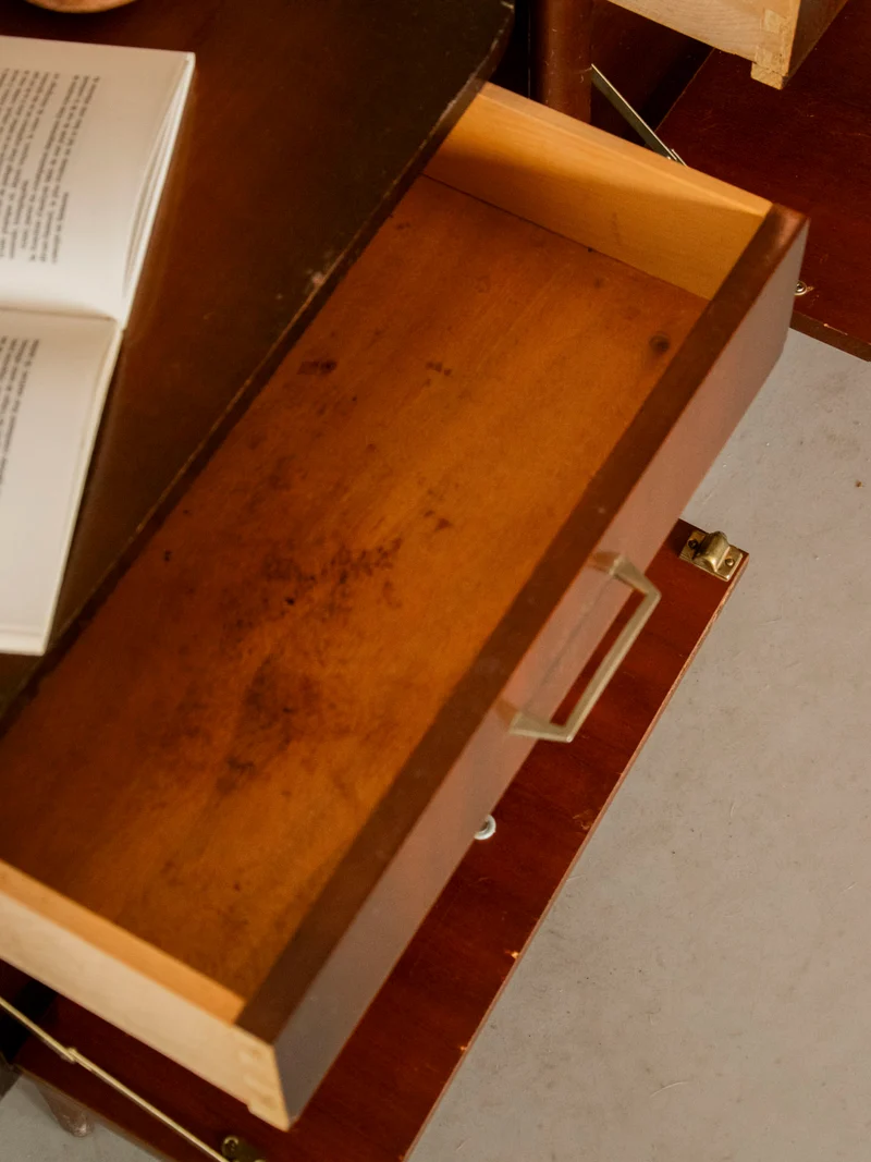 Maïa, la table de chevet au placage en bois foncé N°1577