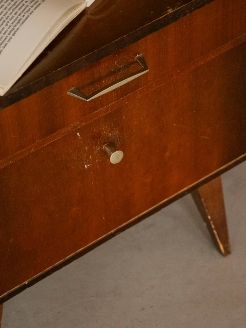 Maïa, la table de chevet au placage en bois foncé N°1577