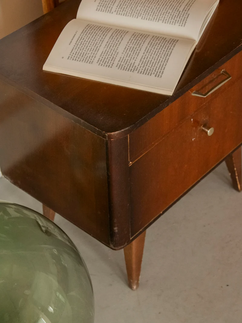 Maïa, la table de chevet au placage en bois foncé N°1577