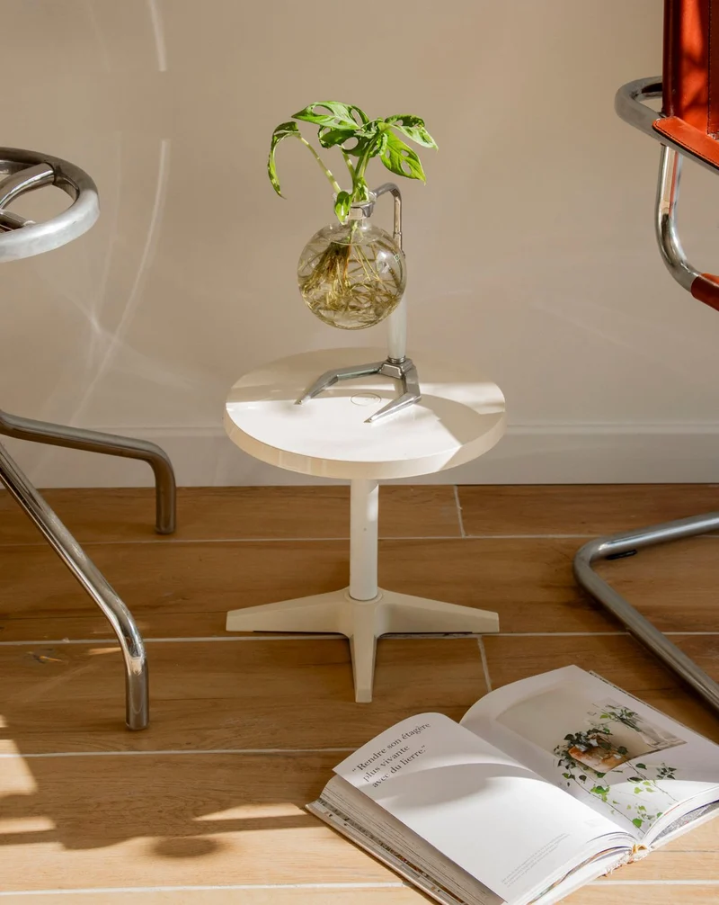 Hanna, la table d'appoint blanche mid-century N°1519