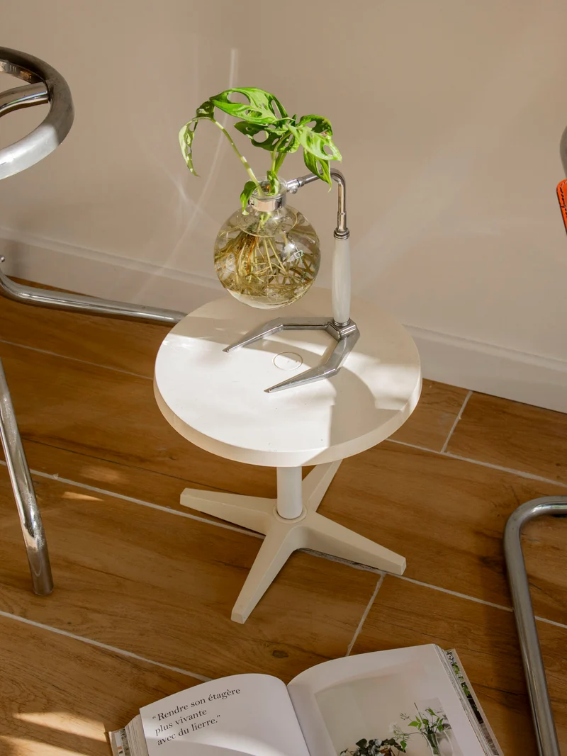 Hanna, la table d'appoint blanche mid-century N°1519