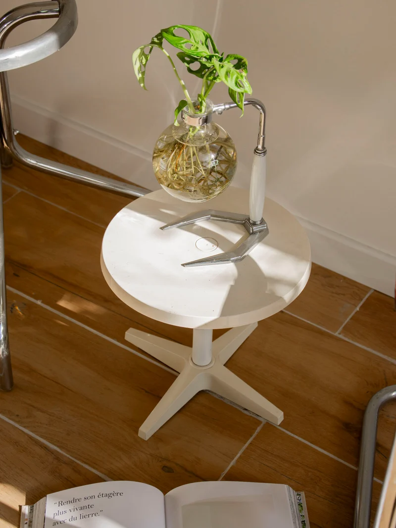 Hanna, la table d'appoint blanche mid-century N°1519