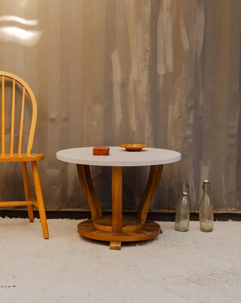 Francine, la table d'appoint en bois blanc N°1495