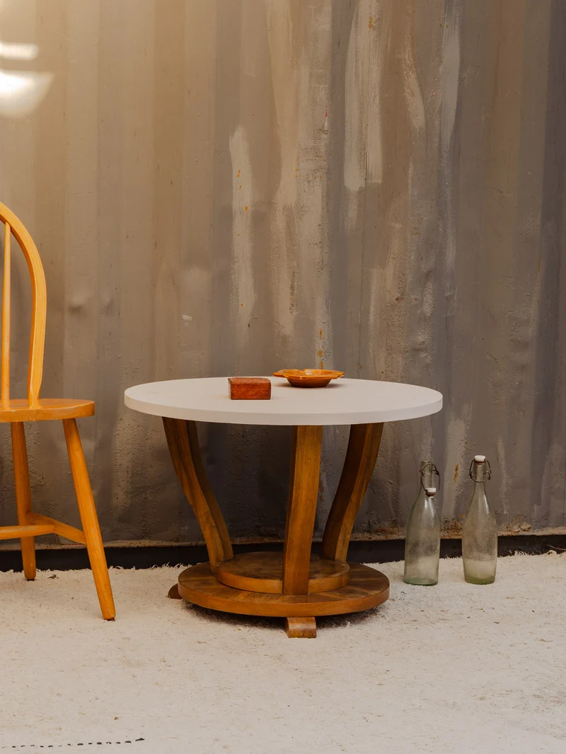 Francine, la table d'appoint en bois blanc N°1495