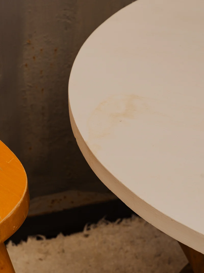 Francine, la table d'appoint en bois blanc N°1495