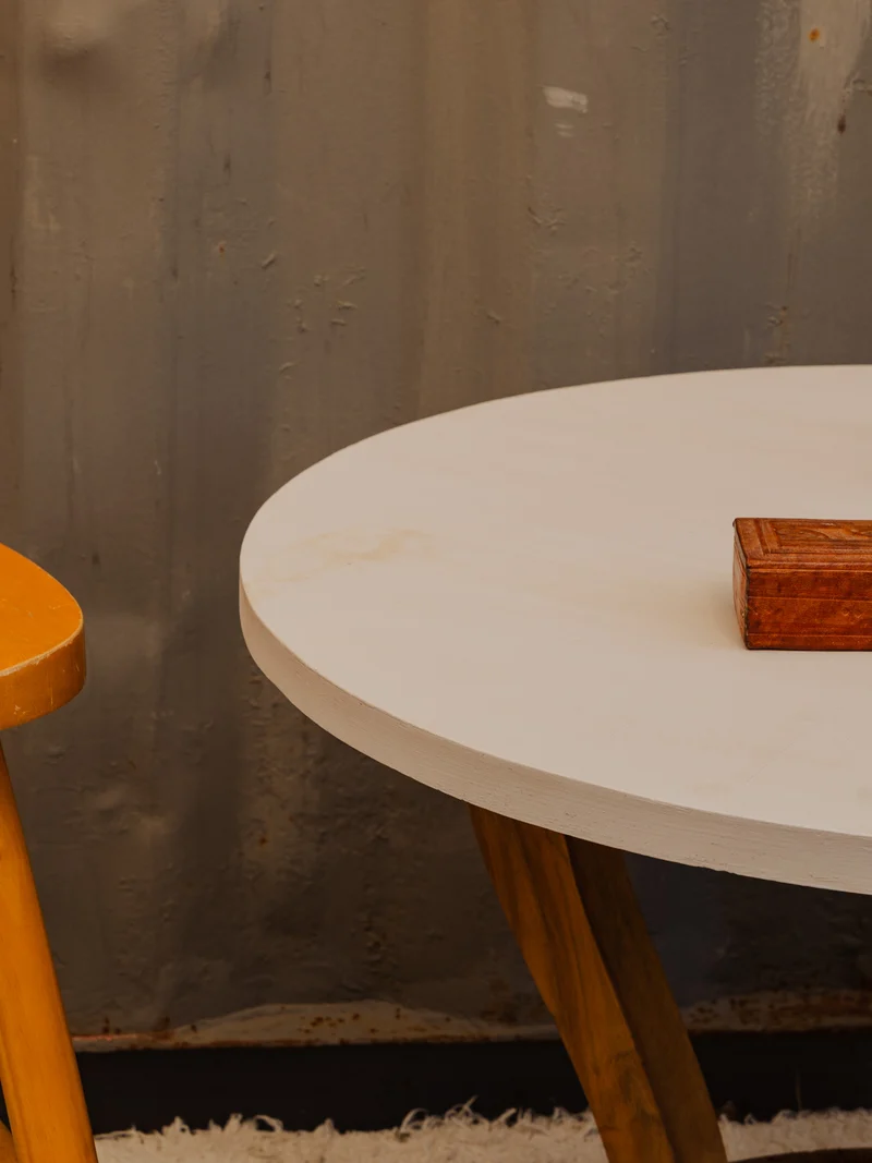 Francine, la table d'appoint en bois blanc N°1495