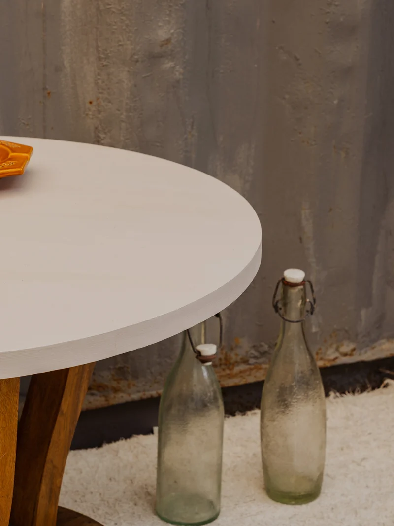 Francine, la table d'appoint en bois blanc N°1495
