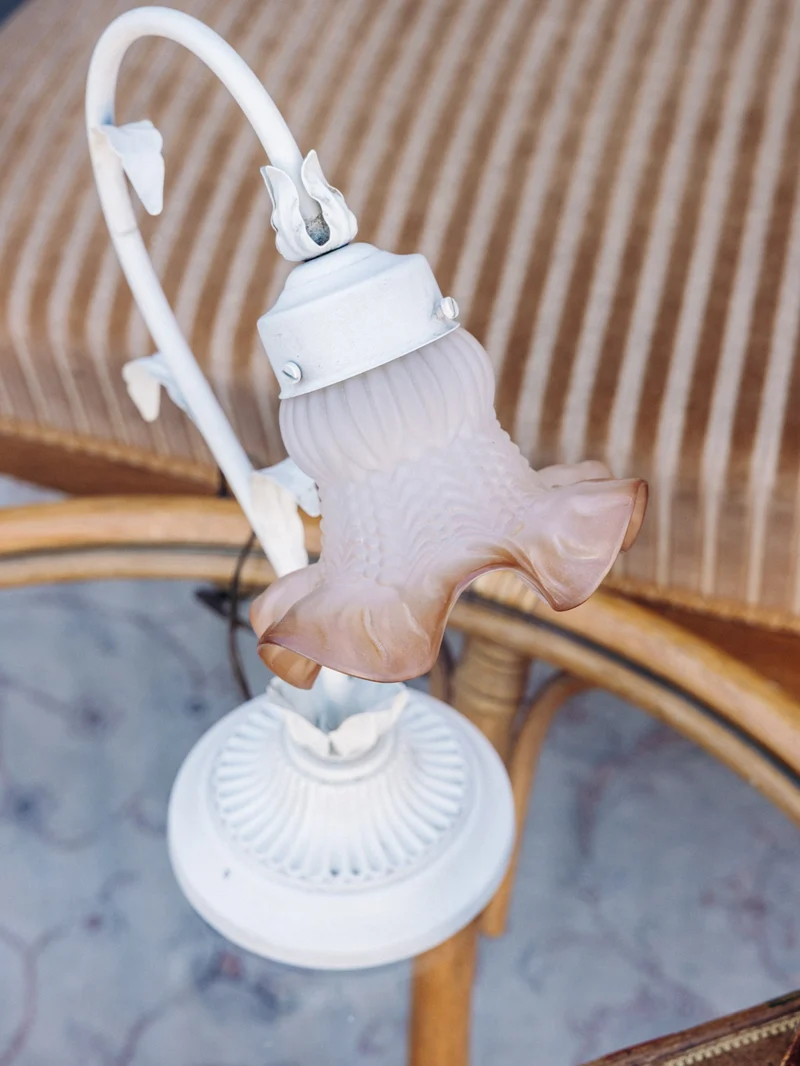 Suzanne, la lampe en fer forgé et verre fumé N°619