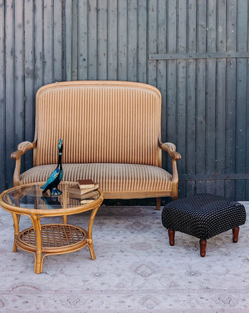 Jean-Philippe, le pouf retapissé en tissu noir à motifs N°100