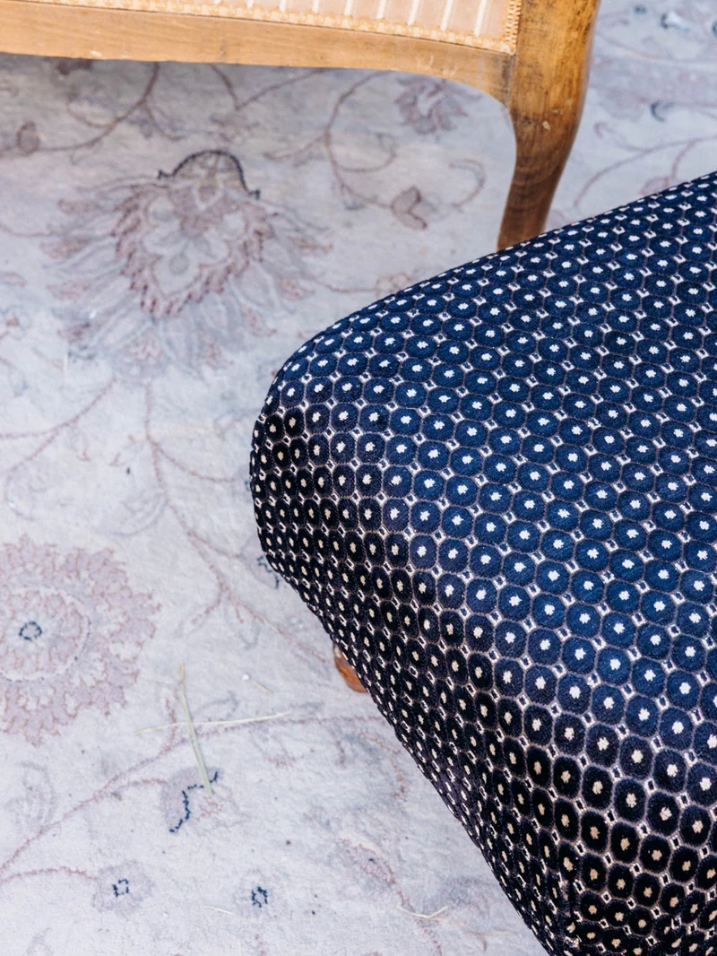 Jean-Philippe, le pouf retapissé en tissu noir à motifs N°100