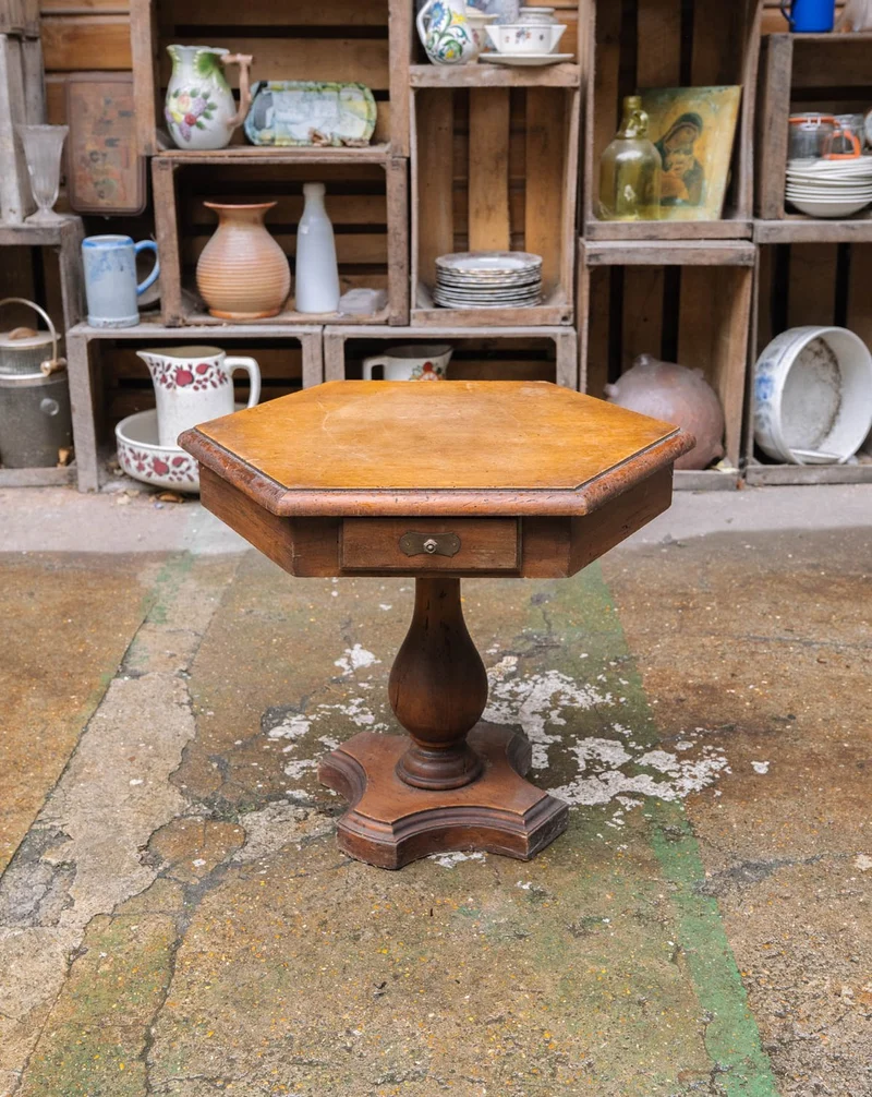 Francine, la table d'appoint hexagonale en bois N°1498