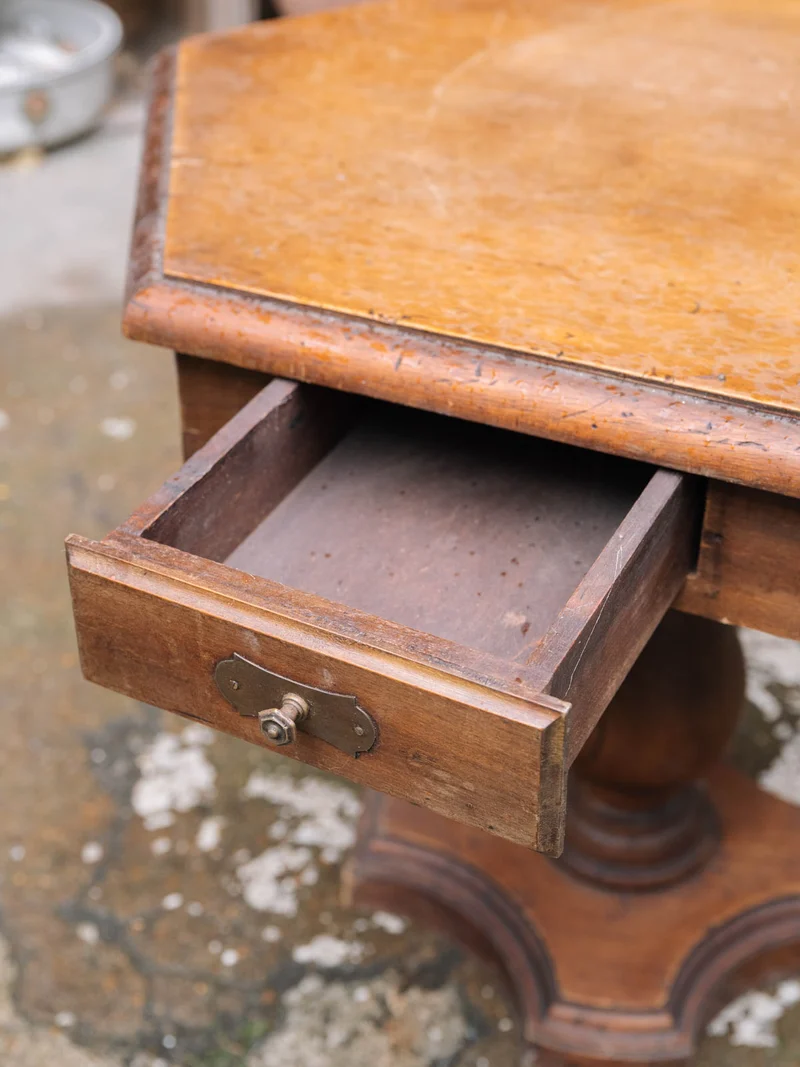 Francine, la table d'appoint hexagonale en bois N°1498