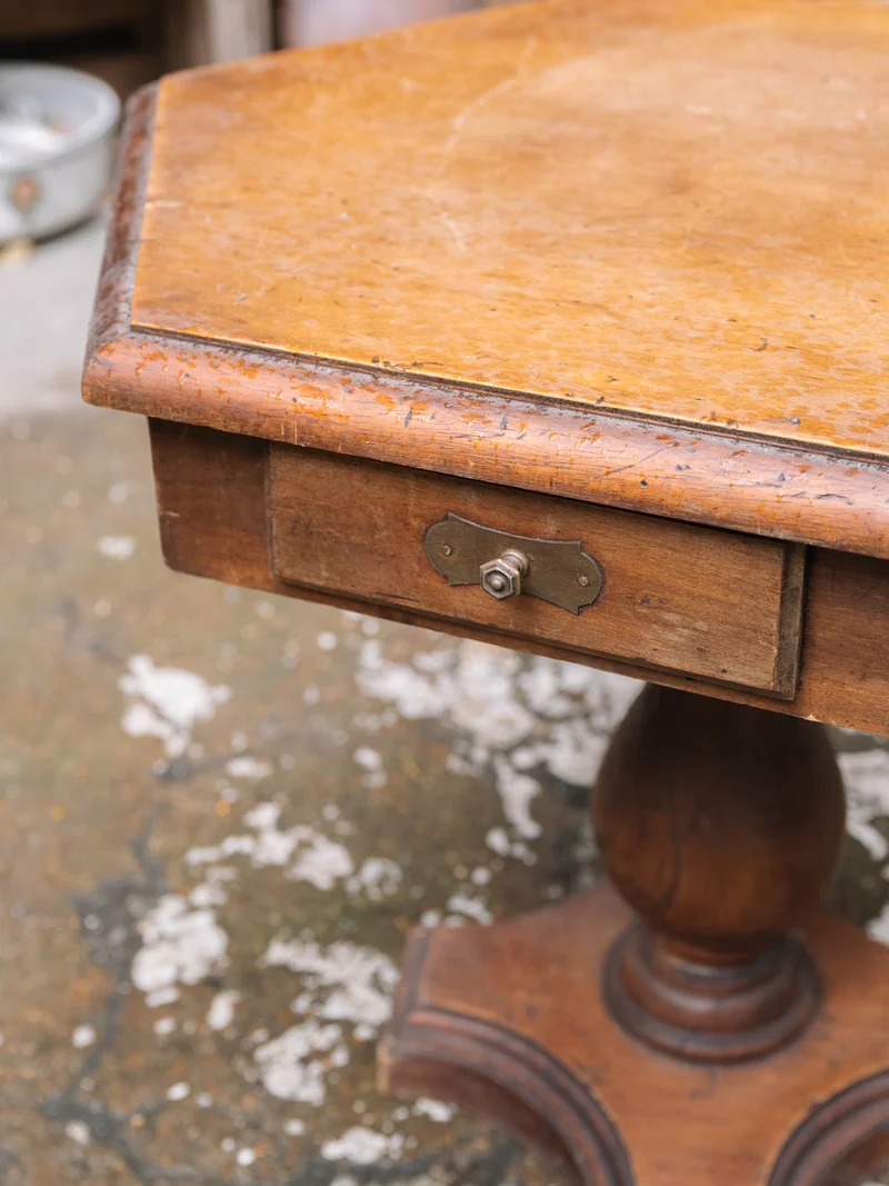 Francine, la table d'appoint hexagonale en bois N°1498