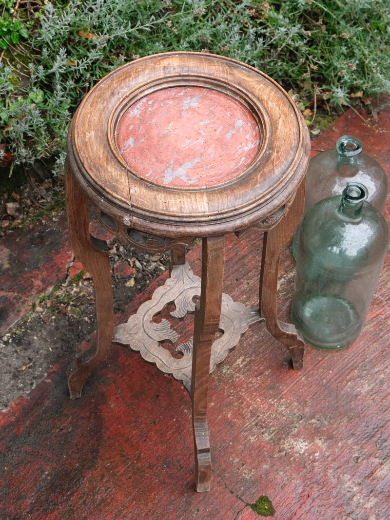 Alfred, le guéridon travaillé en bois et marbre N°1431