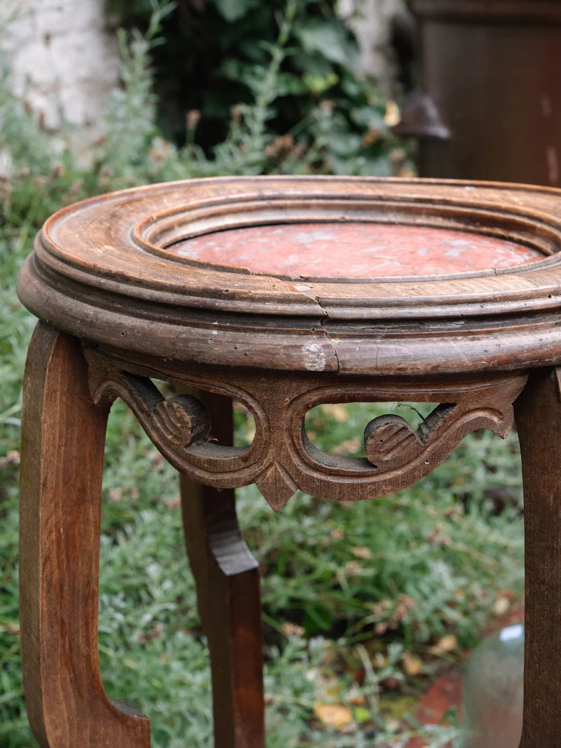 Alfred, le guéridon travaillé en bois et marbre N°1431