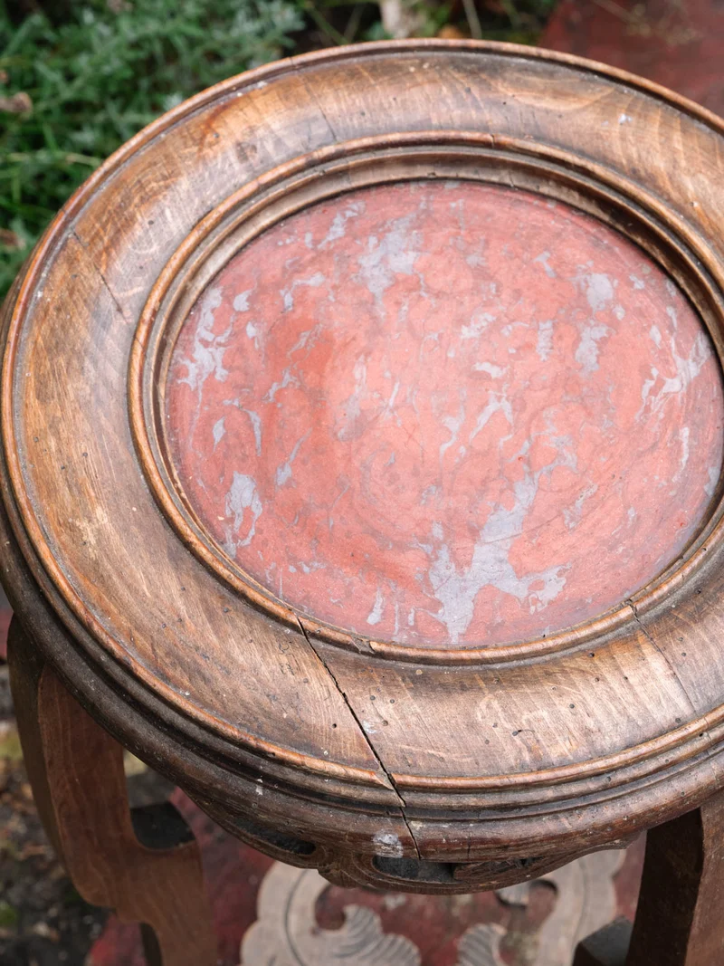 Alfred, le guéridon travaillé en bois et marbre N°1431