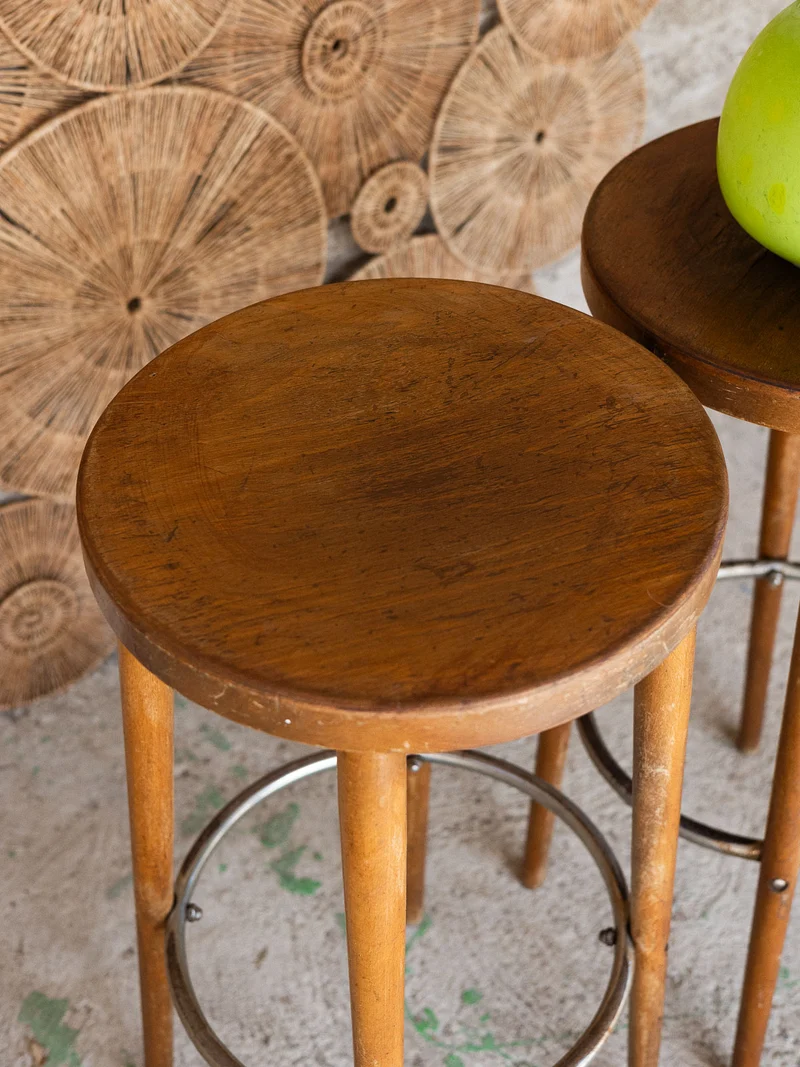 Gaston, la paire de tabourets de bar en bois N°212