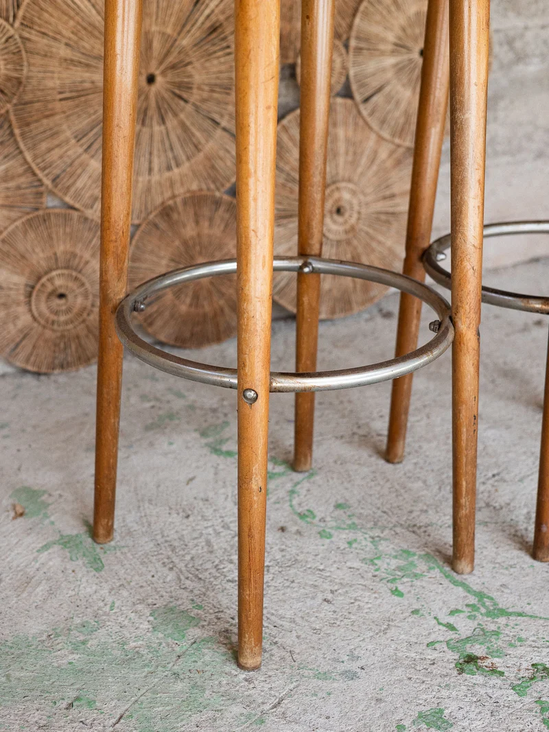 Gaston, la paire de tabourets de bar en bois N°212