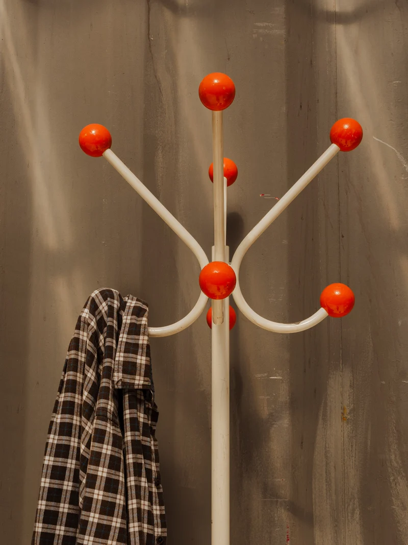 Charlie, le porte-manteau en métal blanc et orange N°416