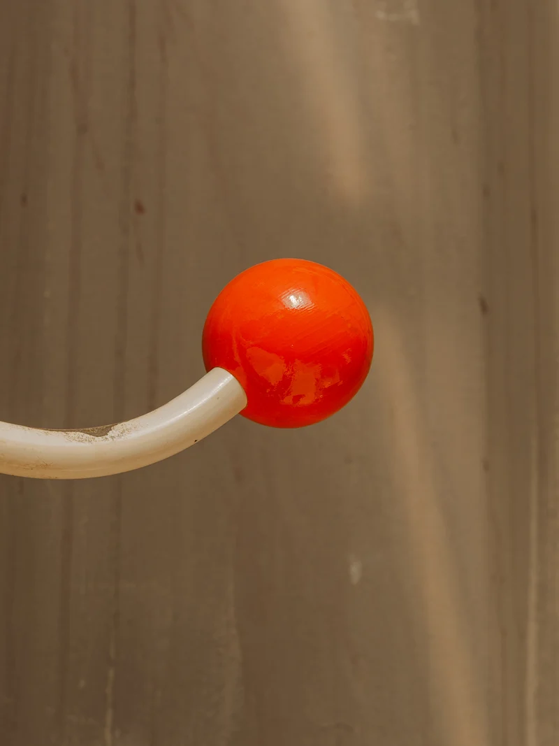Charlie, le porte-manteau en métal blanc et orange N°416