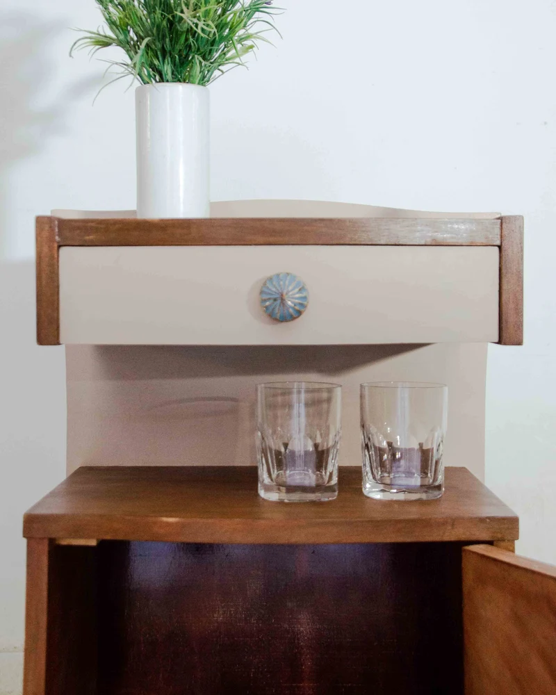 Odile, la table de chevet en bois N°1536