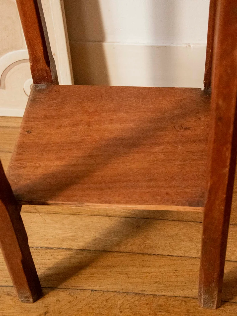 Alfred, le guéridon en bois foncé N°1435