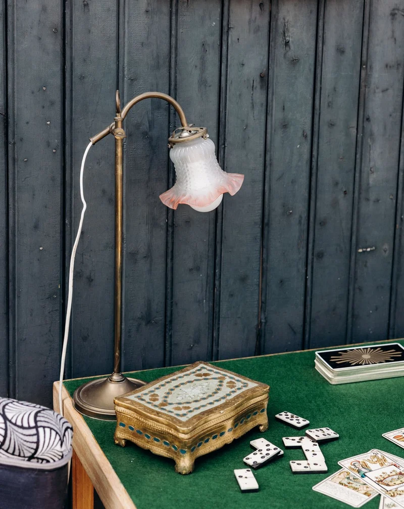 Suzanne, la lampe au globe verre fumé rose N°624