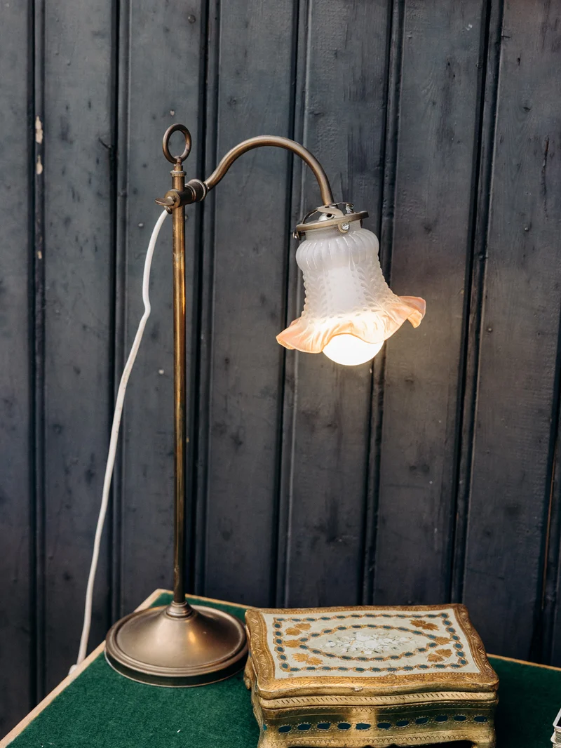 Suzanne, la lampe au globe verre fumé rose N°624