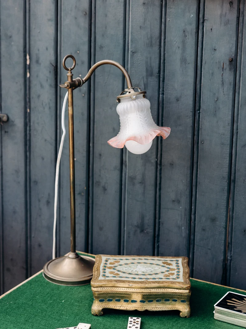 Suzanne, la lampe au globe verre fumé rose N°624