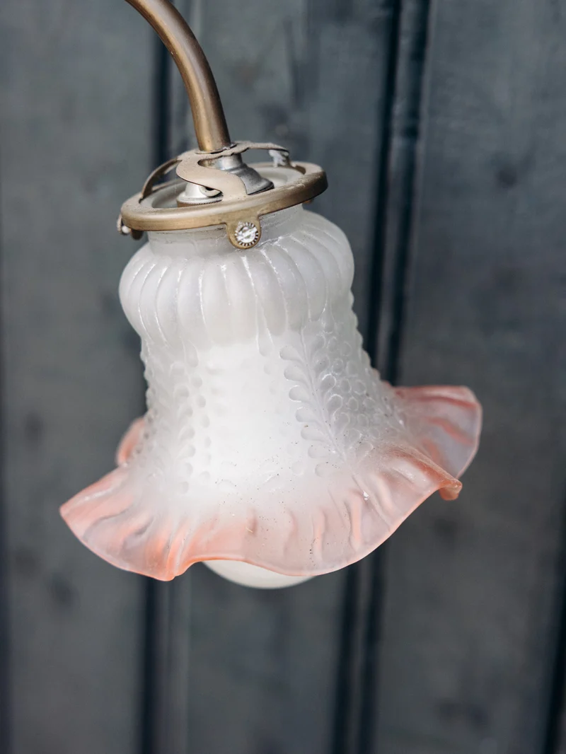 Suzanne, la lampe au globe verre fumé rose N°624