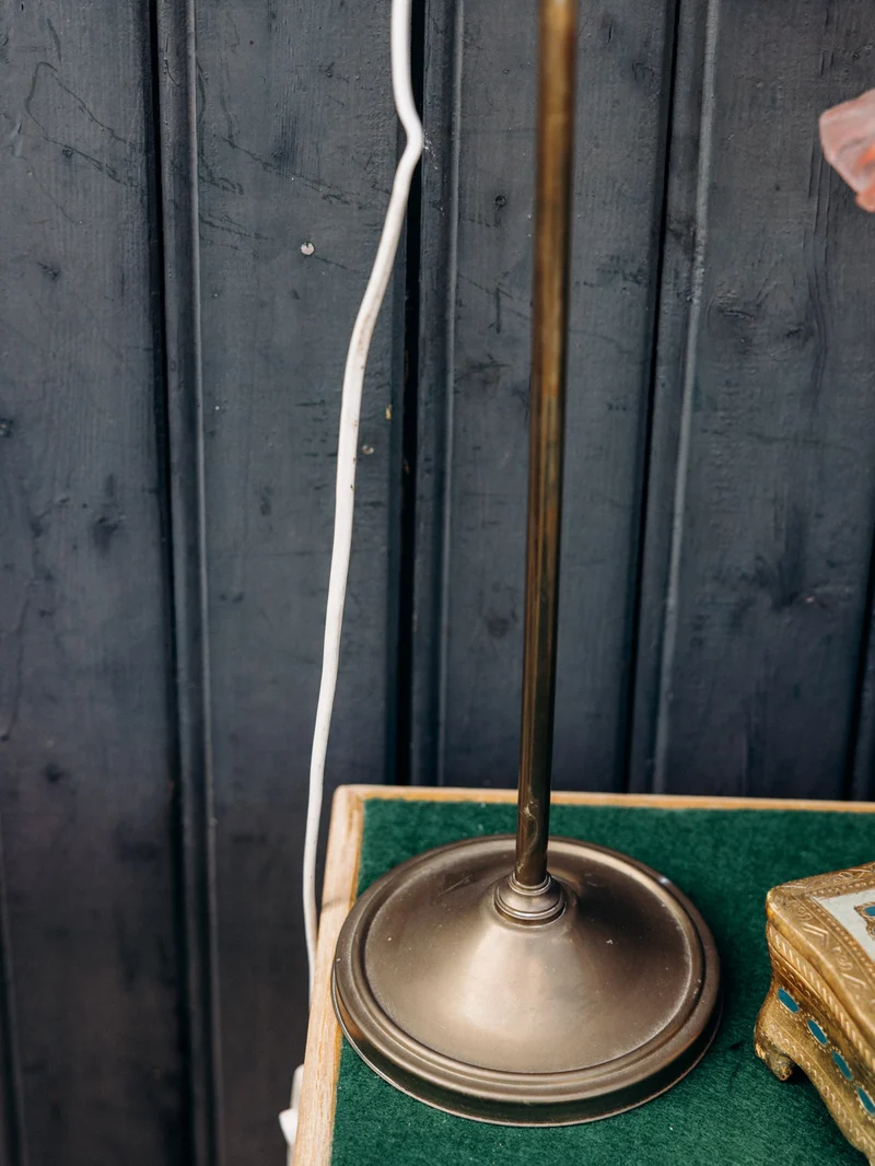 Suzanne, la lampe au globe verre fumé rose N°624