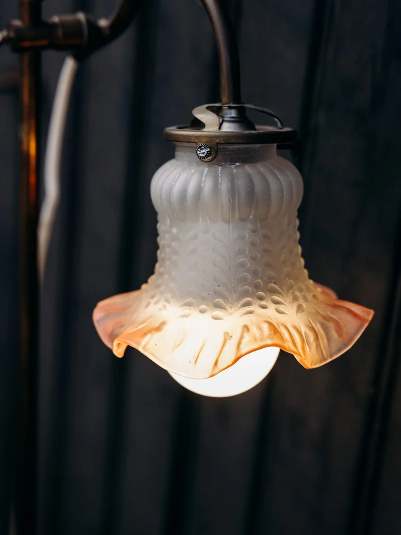 Suzanne, la lampe au globe verre fumé rose N°624