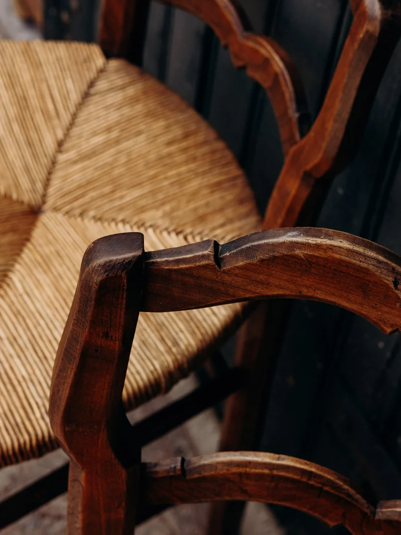 Claude, la chaise au cannage et bois massif N°1557
