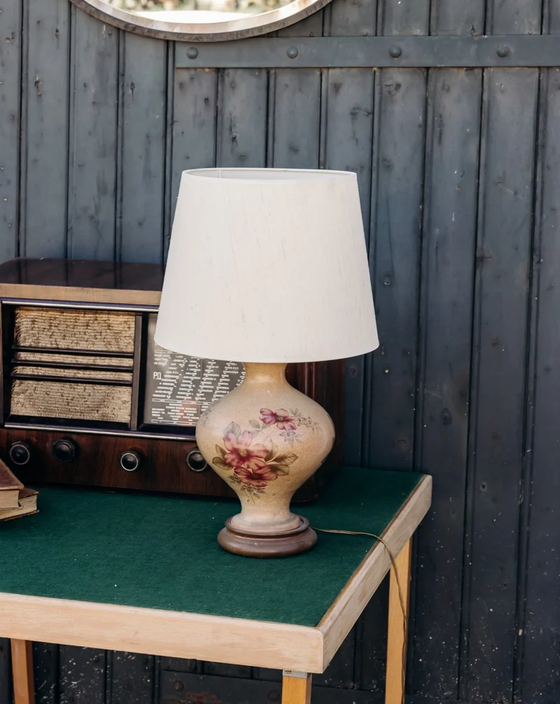 Suzanne, la lampe à la base florale en céramique N°625